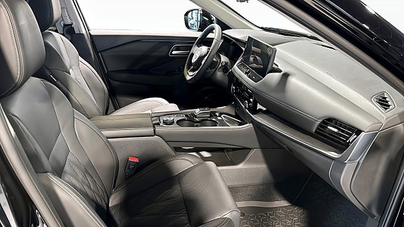 Nissan X-Trail 3 of 5