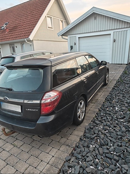 Subaru Legacy 2 of 5