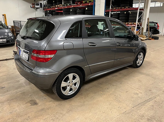 Mercedes-Benz B180 3 of 5