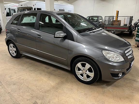 Mercedes-Benz B180 2 of 5