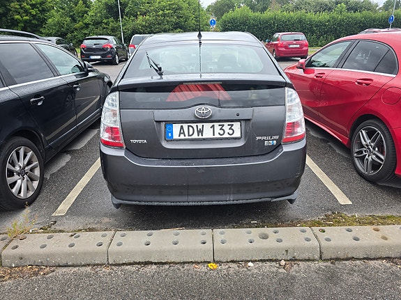 Toyota Prius 4 of 5
