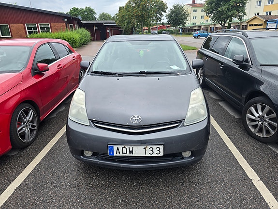 Toyota Prius 2 of 5