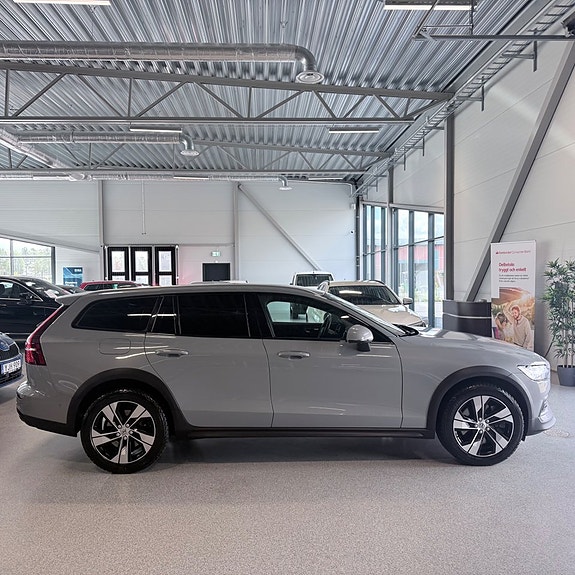 Volvo V60 Cross Country 2 of 5