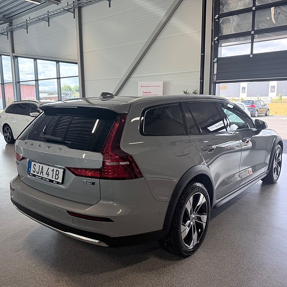 Volvo V60 Cross Country 3 of 5