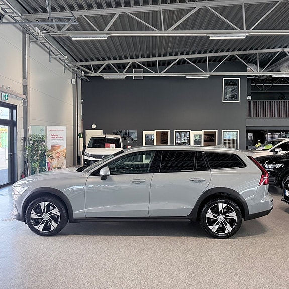 Volvo V60 Cross Country 8 of 20