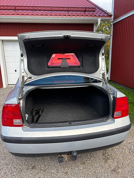 Volkswagen Passat 2 of 5