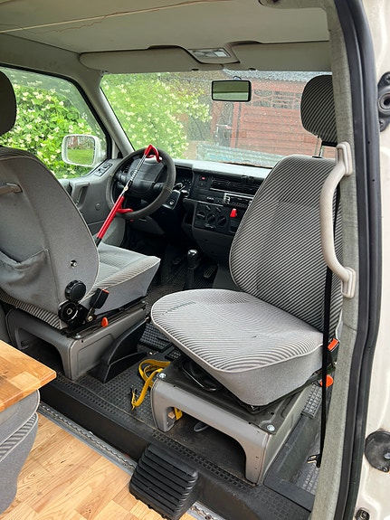 Volkswagen Caravelle 4 of 5