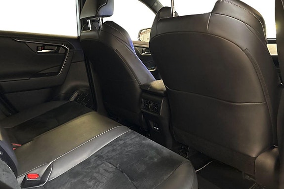 Toyota RAV4 9 of 21