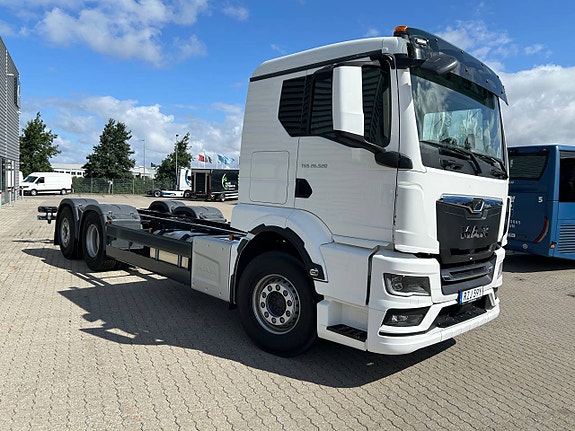 MAN TGS 26.520 6x2-4 skåpbil 2 of 10