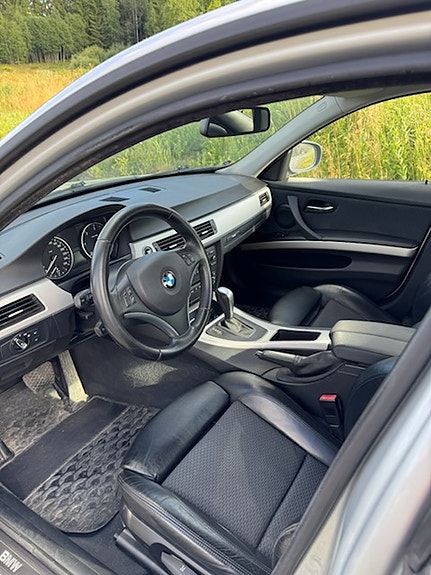 BMW 320d 4 of 5