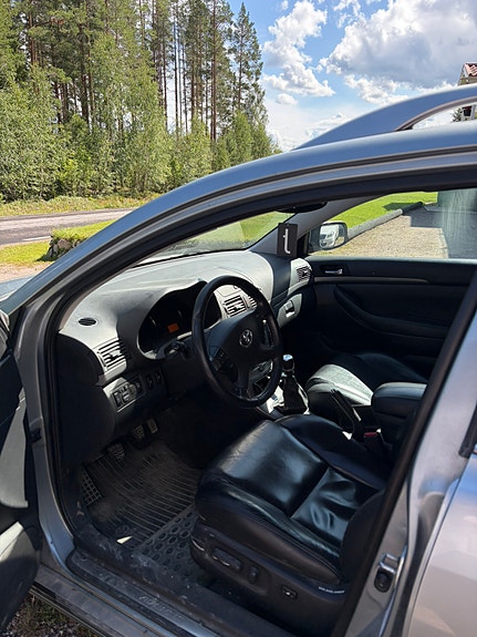 Toyota Avensis 4 of 5