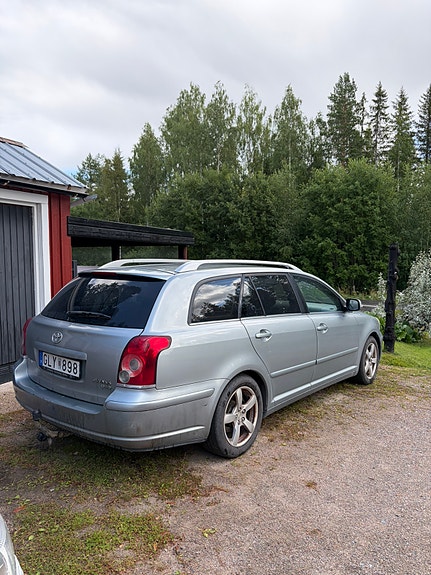 Toyota Avensis 2 of 5