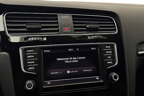 Volkswagen Golf VII 27 of 30