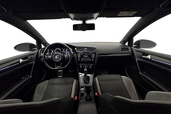 Volkswagen Golf VII 17 of 30