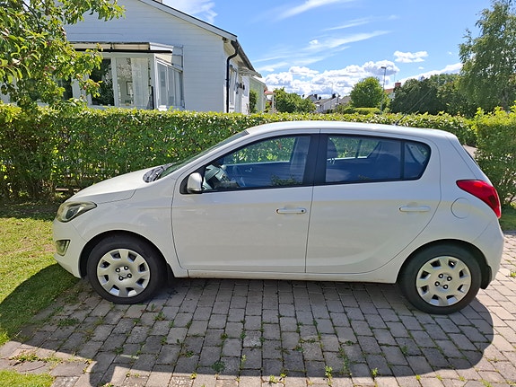 Hyundai i20 2 of 5