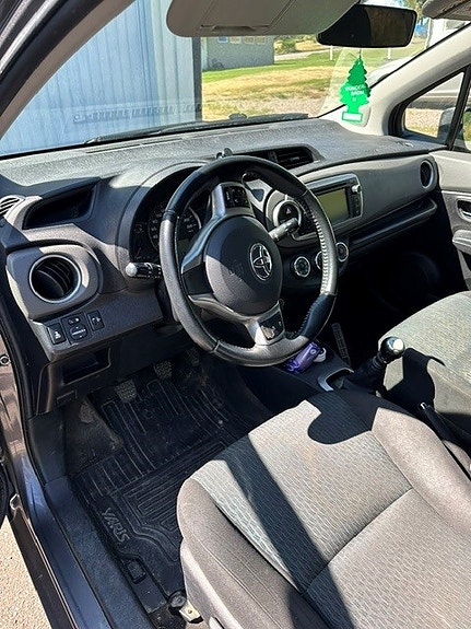 Toyota Yaris 2 of 7