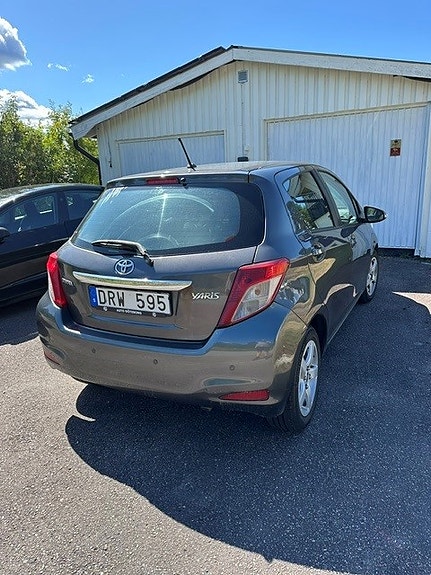 Toyota Yaris 3 of 7