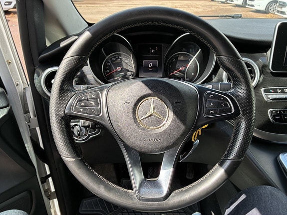 Mercedes-Benz V220 9 of 9