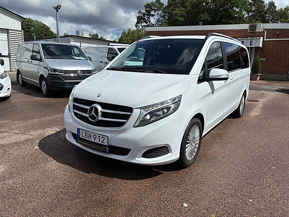 Mercedes-Benz V220 2 of 5