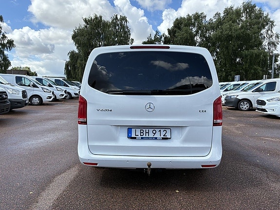 Mercedes-Benz V220 6 of 9