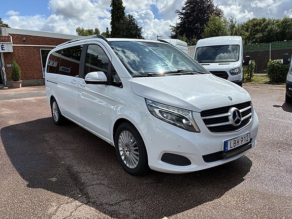 Mercedes-Benz V220 4 of 5