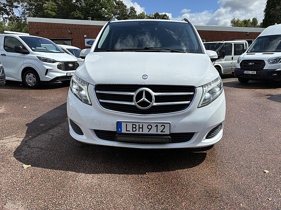 Mercedes-Benz V220 3 of 5