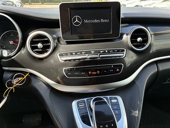 Mercedes-Benz V220 8 of 9