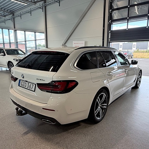 BMW 530e 3 of 5