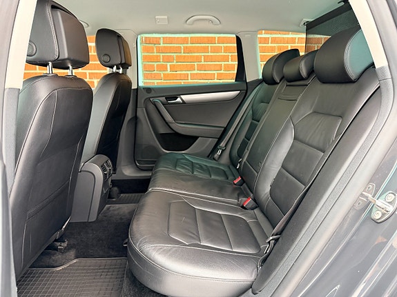 Volkswagen Passat 12 of 17