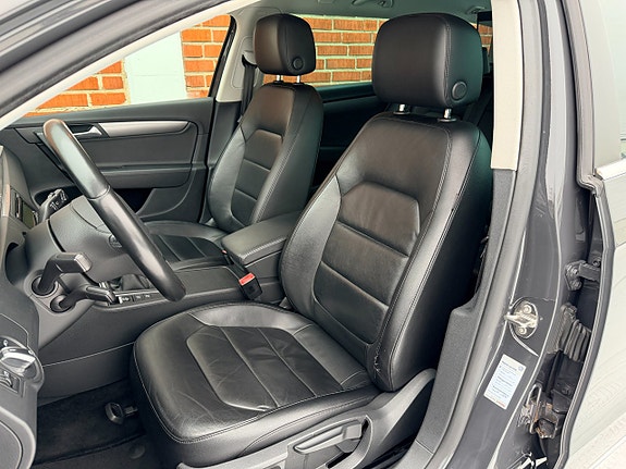 Volkswagen Passat 10 of 17