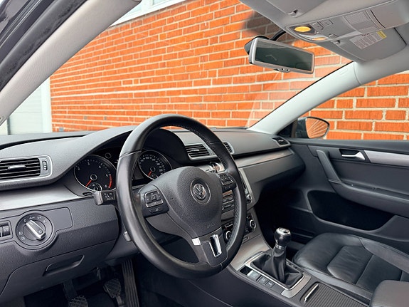 Volkswagen Passat 9 of 17