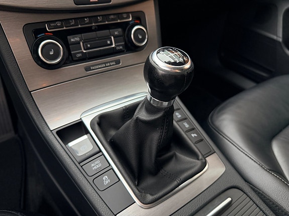 Volkswagen Passat 13 of 17