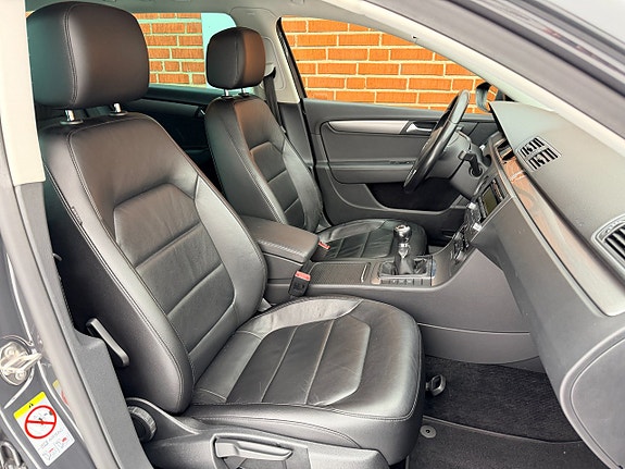 Volkswagen Passat 15 of 17