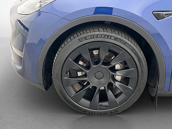 Tesla Model Y 28 of 30