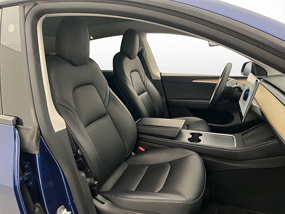 Tesla Model Y 24 of 30