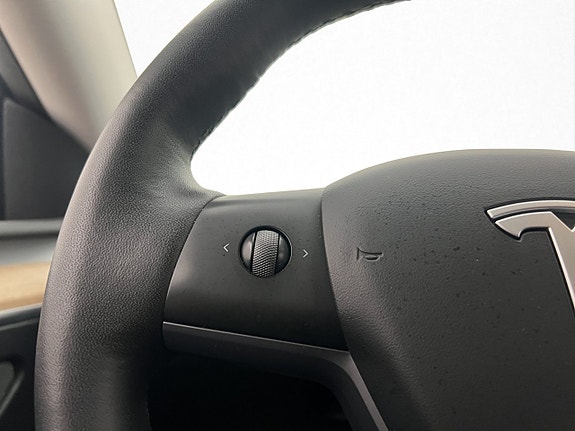 Tesla Model Y 12 of 30