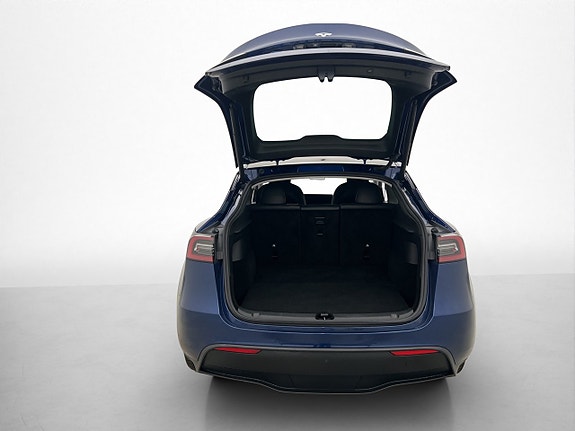 Tesla Model Y 27 of 30