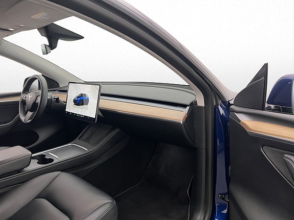 Tesla Model Y 25 of 30