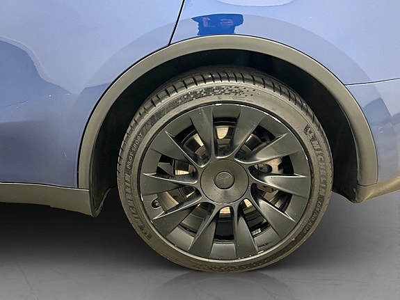 Tesla Model Y 29 of 30