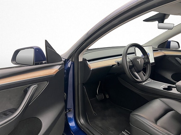 Tesla Model Y 10 of 30