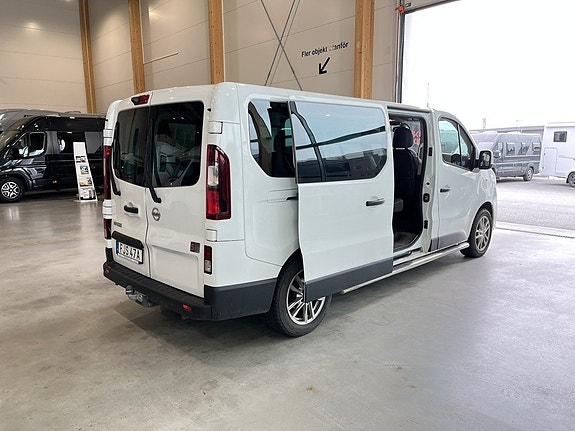 Nissan NV300 3 of 5