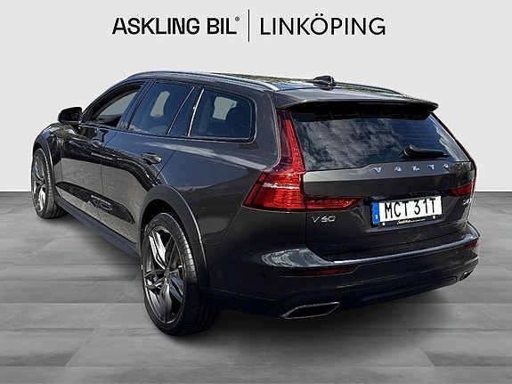 Volvo V60 Cross Country 2 of 5