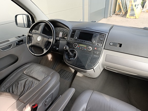 Volkswagen Multivan 9 of 12