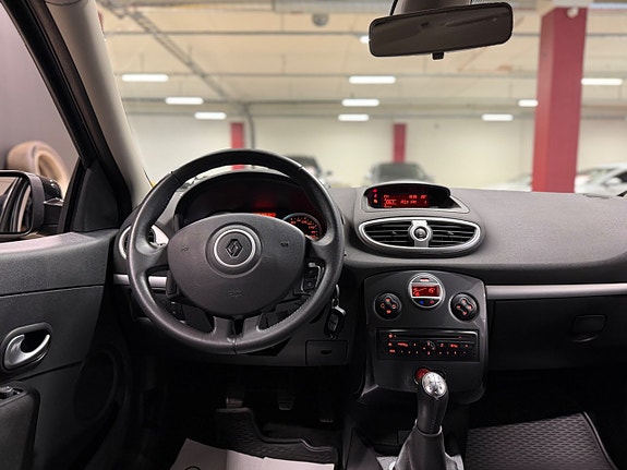 Renault Clio 11 of 16