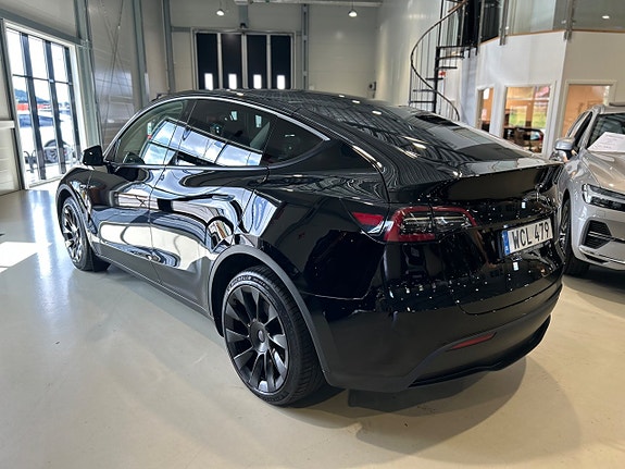 Tesla Model Y 4 of 5