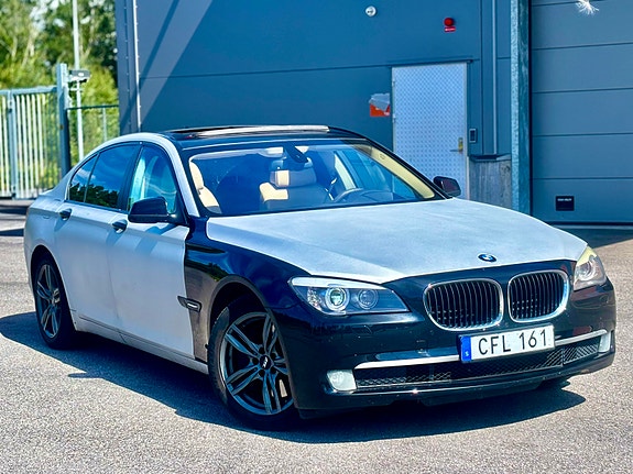 BMW 750i 2 of 18