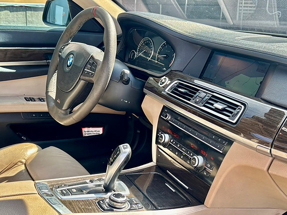 BMW 750i 13 of 18
