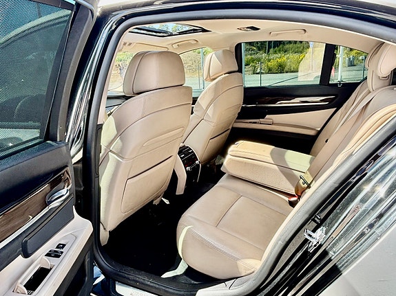 BMW 750i 16 of 18