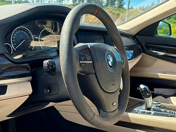 BMW 750i 9 of 18