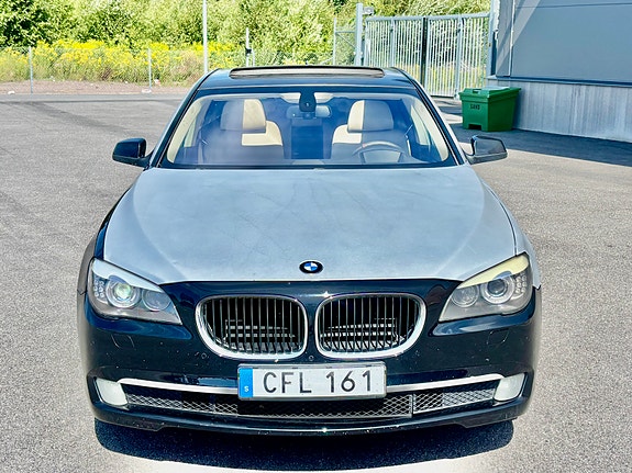 BMW 750i 5 of 18